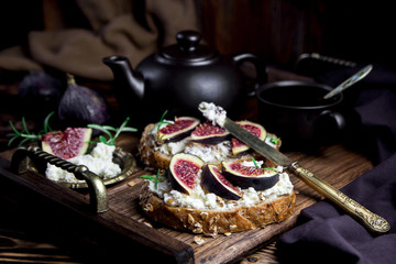 бутерброд с творогом и инжиром