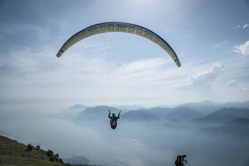 Decollo sopra il lago
