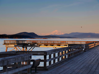 Fototapeta premium Sunset view at the shore in Sidney, Vancouver Island, British Columbia