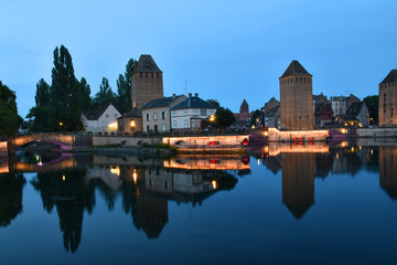 Straßburg, Elsaß, Frankreich, Europa / Strasbourg, Alsace: Altstadt bei Nacht - Ponts Couverts - Spiegelung im Wasser
