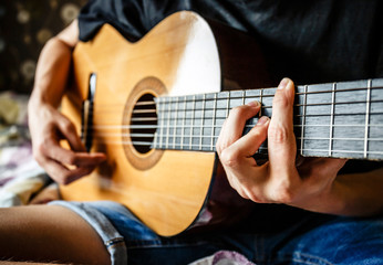 Obraz premium musician playing acoustic guitar, live music background