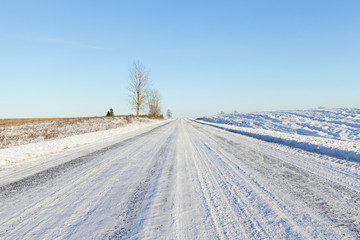 Fototapeta na wymiar Road under the snow