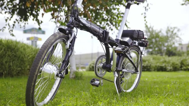 Electric bicycle tires with motor in front 4K