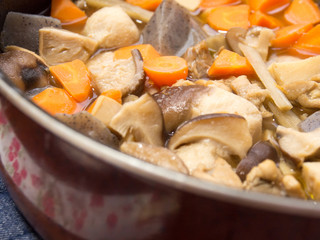 煮物　鍋の中　人参　タケノコ　こんにゃく　里芋