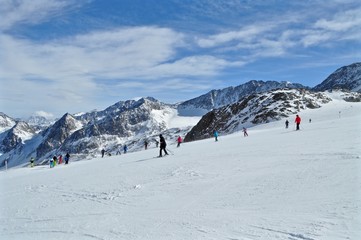 Skifahren auf der Piste vom Stubaier Gletscher, Tirol, in Österreich. Im Hintergrund verschneite Tiroler Berge und Wildpfaff