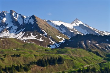 Fototapeta premium Blick von der Klewenalp auf die Schweizer Berge Hoh Brisen, Schwalmis, Chälenegg und Buochserhorn mit schneebedeckten Berggipfel