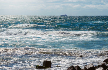 白波と輝く海