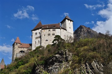 Burg Gutenberg thront auf 
Hügel vor den Bergen, in der Gemeinde Balzers im Fürstentum Liechtenstein 