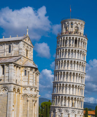 Fototapeta na wymiar Amazing Leaning Tower of Pisa against blue sky