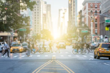 Türaufkleber New York Menschen, die die belebte Kreuzung zwischen dem Verkehr auf der 3rd Avenue und der 10th Street in Manhattan in New York City mit dem Schein des Sonnenlichts im Hintergrund überqueren