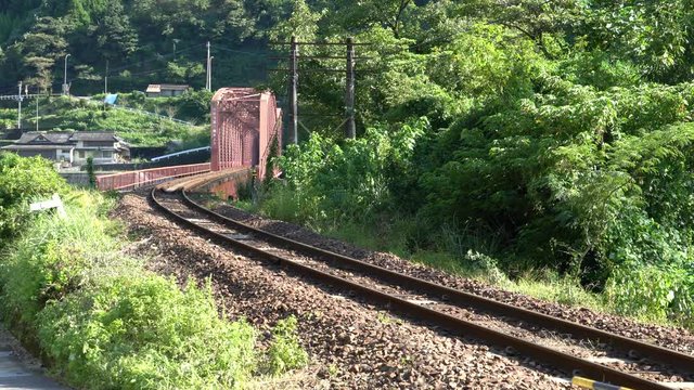 日本三大急流の熊本県球磨川に架かる 球磨川第一橋梁(鉄橋)を渡る蒸気機関車の風景 (音声あり)