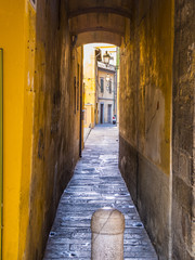 Fototapeta na wymiar Small lane in the historic district of Pisa