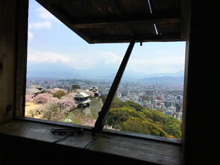 松山城の窓から見た景色
