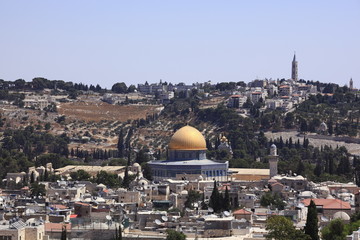 Fototapeta na wymiar エルサレム旧市街街並みと神殿の丘の岩のドームとオリーブ山
