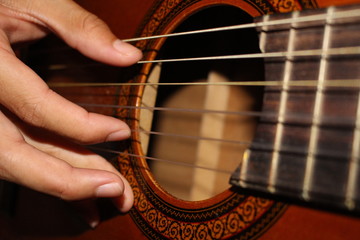 Obraz premium A close up on a musician playing the guitar