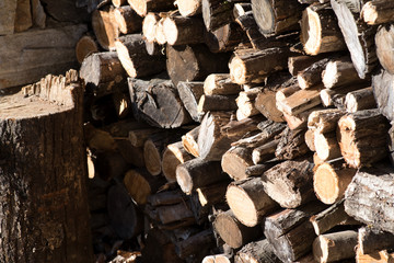 Ein Stapel mit Brennholz