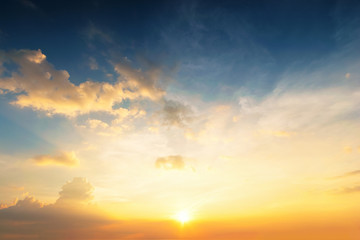Fototapeta premium Tło nieba o zachodzie słońca, błękitne niebo i pomarańczowe światło słońca przez chmury na niebie