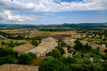 Fototapeta na wymiar Vue panoramique depuis le haut du village de Simiane-la-Rotonde en été. Champs de lavande.