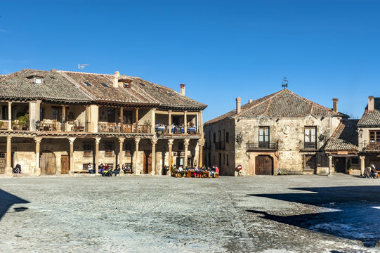 Plaza Mayor de la villa medieval de Pedraza, en la provincia de Segovia, en Espa&ntilde;a