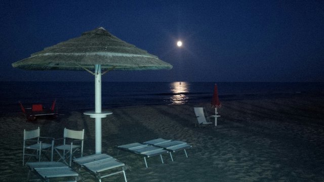 festa sulla spiaggia di notte
