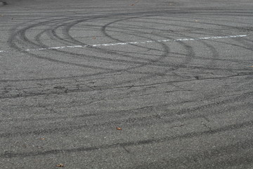 道路のタイヤ痕
