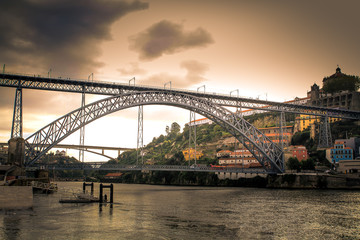 Fototapeta na wymiar Pont Dom-Luís à Porto 
