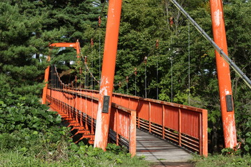 Fototapeta na wymiar 赤い吊り橋