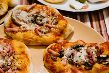 Mini margherita pizzas