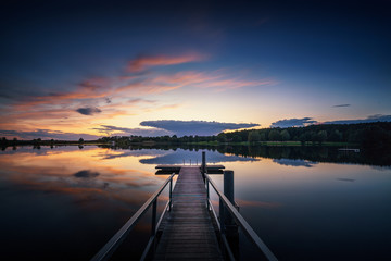 Kleiner Bootssteg im See zum Sonnenuntergang