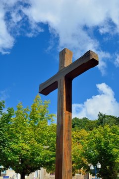 Croix en bois sur fond de ciel bleu