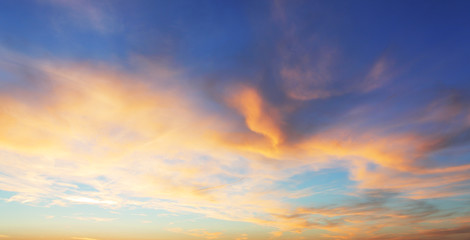 Fototapeta premium Kolor tylko niebo z czerwonymi i pomarańczowymi chmurami