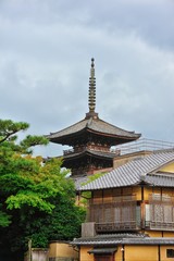 八坂の塔と町家.