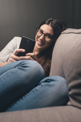 Obraz premium Woman texting late at night