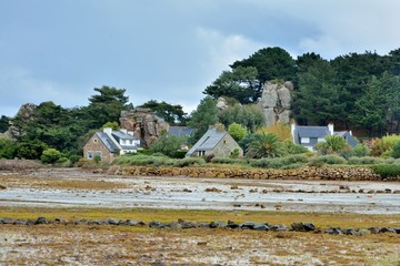 Paysage de mer &agrave; mar&eacute;e basse sur l'estran &agrave; Bugu&eacute;l&egrave;s en Bretagne