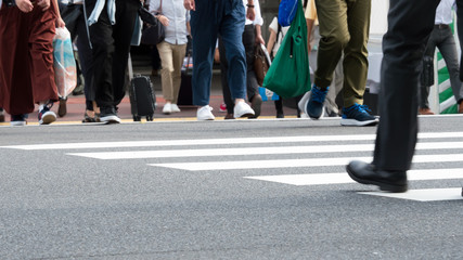 群衆・歩く人・横断歩道・東京駅