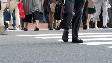 群衆・歩く人・横断歩道・東京駅