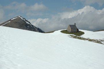 Vallée enneigée avec abris de montagne dans les Pyrénées