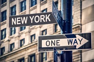 Foto op Aluminium New York geschreven op een verkeersbord, in New York City, VS © Delphotostock