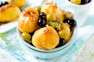 Whole stewed potatoes with onions and olives
