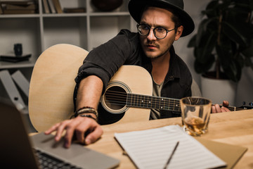 Obraz premium man with guitar and whiskey