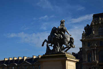 Obraz premium Statue équestre de Louis XIV cour Napoléon à Paris, France