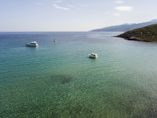 Vista aerea di barche a vela e barche ormeggiate in una baia della Penisola di Cap Corse, Corsica. Tratto di costa. Francia