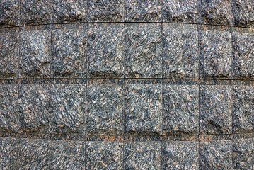 Серая стена большого дома из каменных кирпичей 