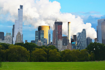 Obraz premium Pollution problems in urban area – New York City landscape with emissions in background