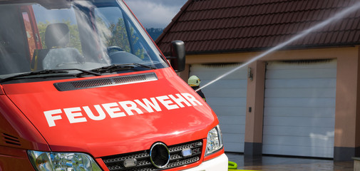 Naklejka premium Feuerwehr im Einsatz, Brand, Haus, Einsatzfahrzeug, Wasser, Österreich