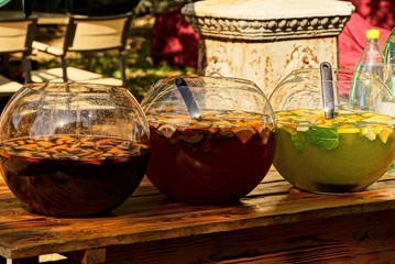 Цветные напитки в больших стеклянных банках на...