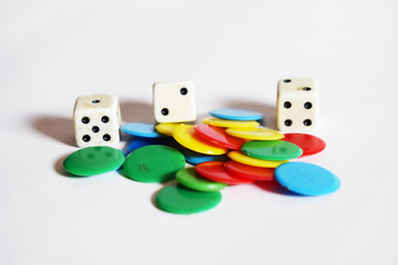 Fichas de parchís y dados. 