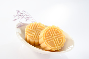 Mung bean cake (lvdougao) is a traditional and popular Chinese dessert in summer made for the Moon Festival or Dragon Boat Festival.