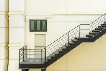 Cercles muraux Escaliers escalier pour sortie de secours avec garde-corps en acier et échelle