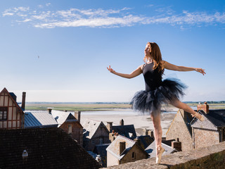 Danseuse classique sur pointes au Mont St Michel sur les toits
